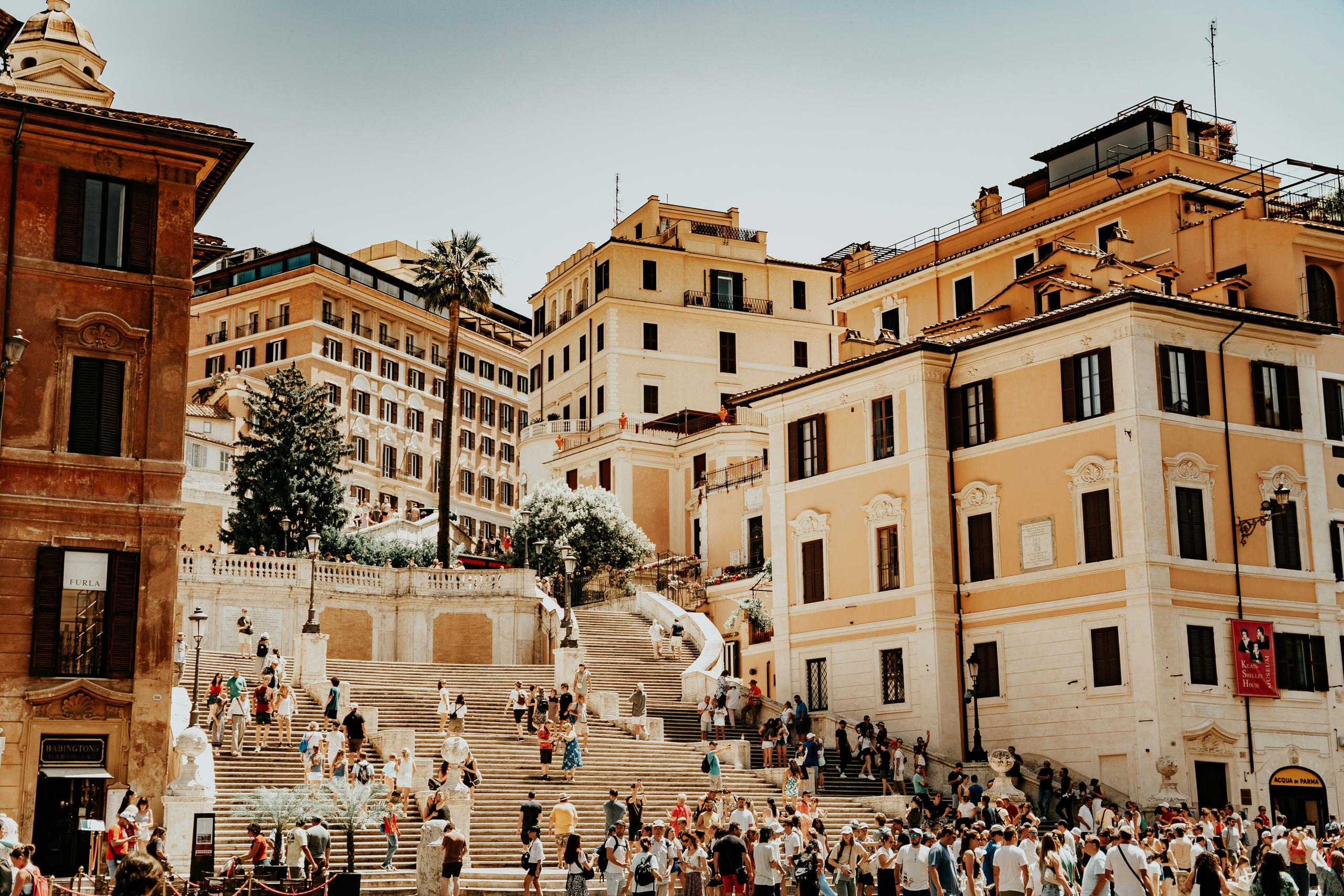 Imperdibile la celebre scalinata, con la fontana barocca della Barcaccia e il museo dedicato ai poeti inglesi Keats e Shelley.
