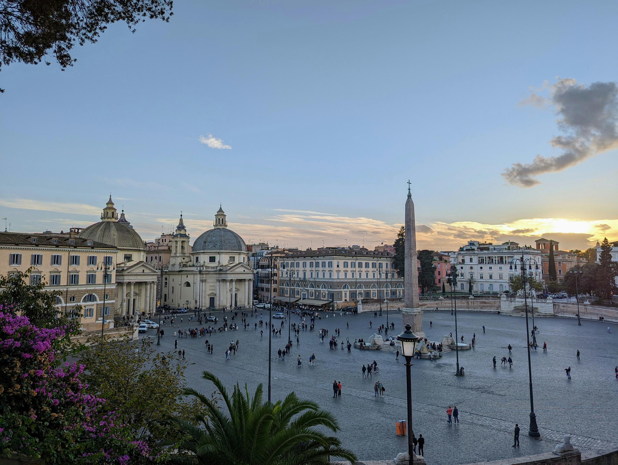 La piazza più maestosa del centro storico, impreziosita dall’obelisco egizio portato a Roma da Augusto nel I secolo a.C.