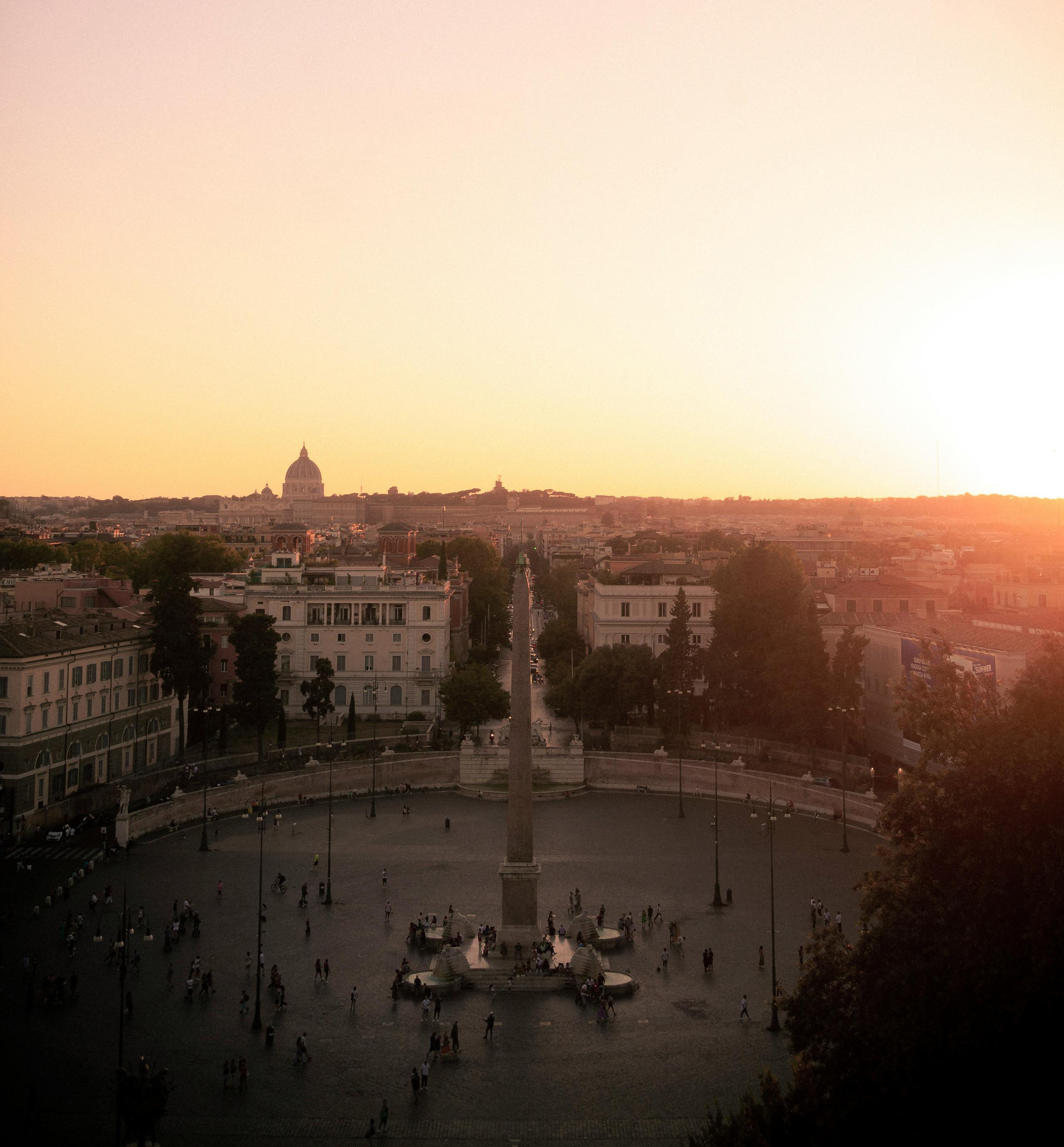 Un punto panoramico tra i giardini di Villa Borghese, ideale per ammirare la vista spettacolare su Piazza del Popolo e sulla Città del Vaticano.